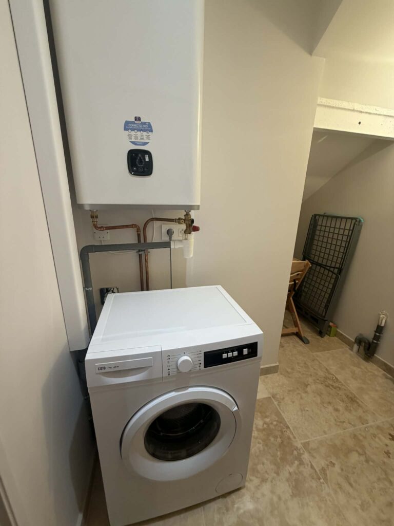 Laundry room equipped with washing machine at Chant des Mésanges.