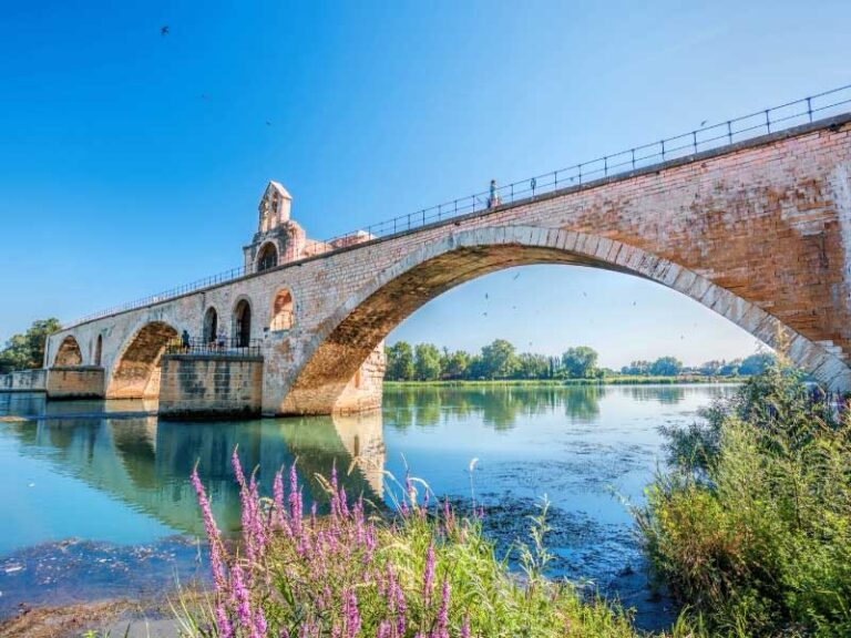 Pont Saint-Bénézet à Avignon au-dessus du Rhône, vue depuis l’île de la Barthelasse