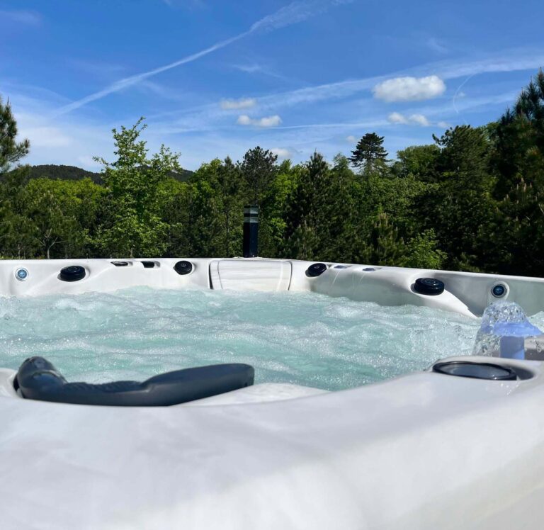 Outdoor Jacuzzi with nature view in Mas des Mésanges, holiday rental in Drôme Provencale