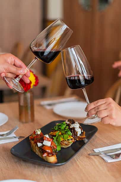 Dégustation de vin et cuisine provençale dans un restaurant à Avignon