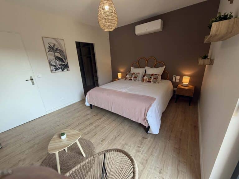 Comfortable room with double bed at Mas des Mésanges