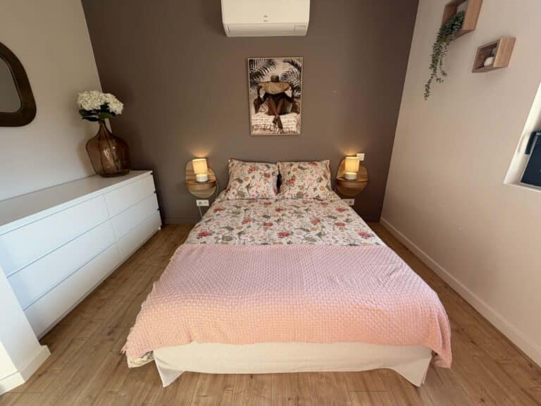 Comfortable double room of the cottage Le Chant des Mésanges in Provence Drôme with 160x200 bed