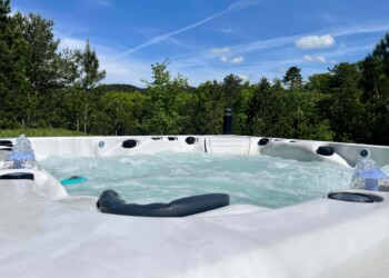 Jacuzzi extérieur en pleine nature pour location saisonnière en Drôme provençale