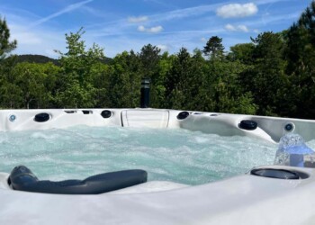 Jacuzzi extérieur avec vue nature au Mas des Mésanges, location vacances en Drôme provençale