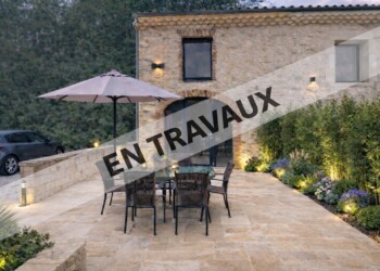 Terrasse en pierre avec table extérieure et jardin paysager au Nid des Mésanges en Drôme provençale