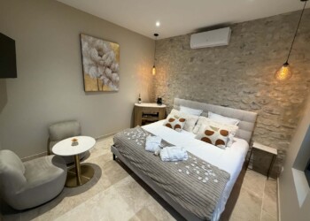 Chambre cosy avec lit king size dans gîte de charme en location vacances en Drôme provençale