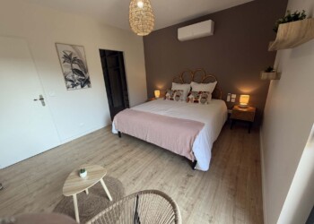 Chambre confortable avec lit double au Mas des Mésanges